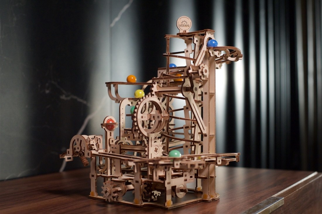 Ugears spiralhejs til marmorkuglebane