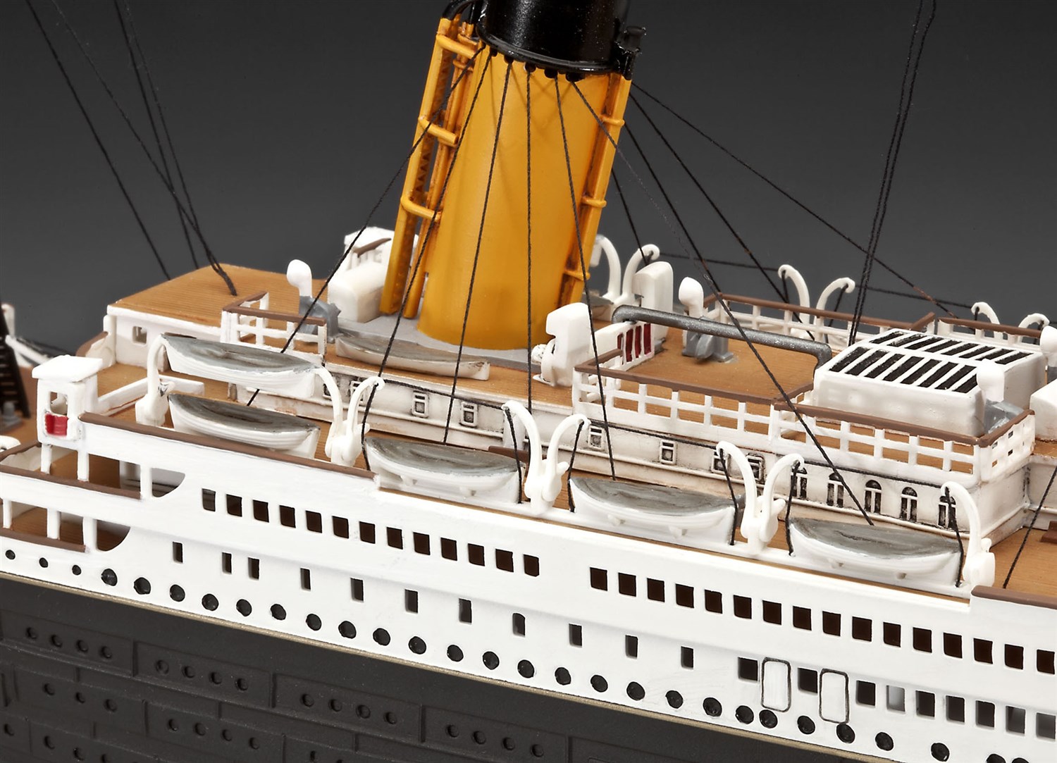 Revell 1:400 - Titanic 100 rs jubilum