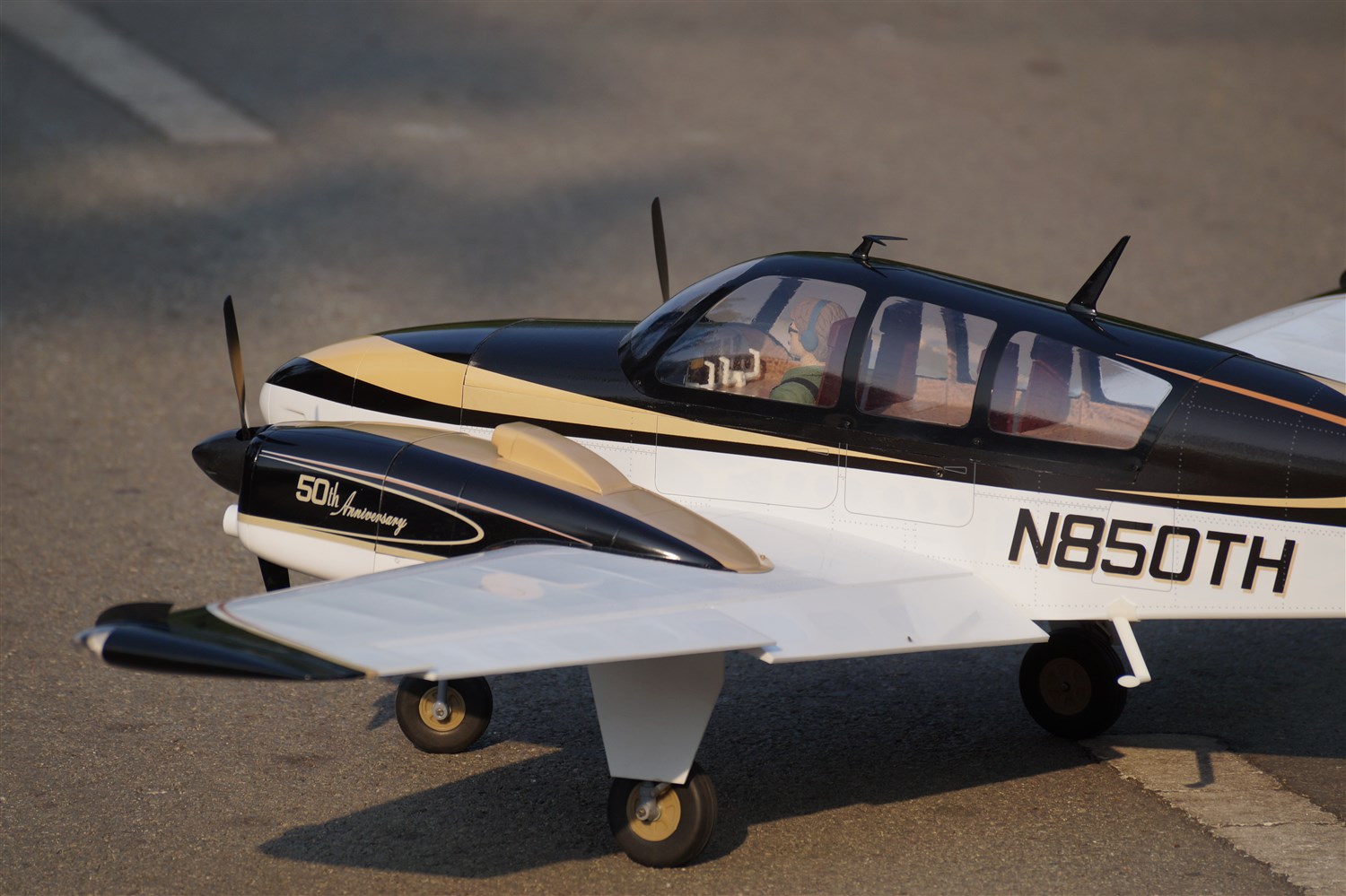 VQ Beechcraft Baron US Sort/Hvid 1.75m EP/GP